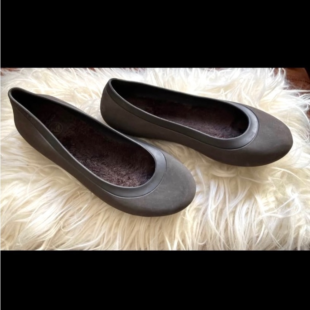 🐊Women’s Brown Crocs Faux Fur Flats, Size 8🐊